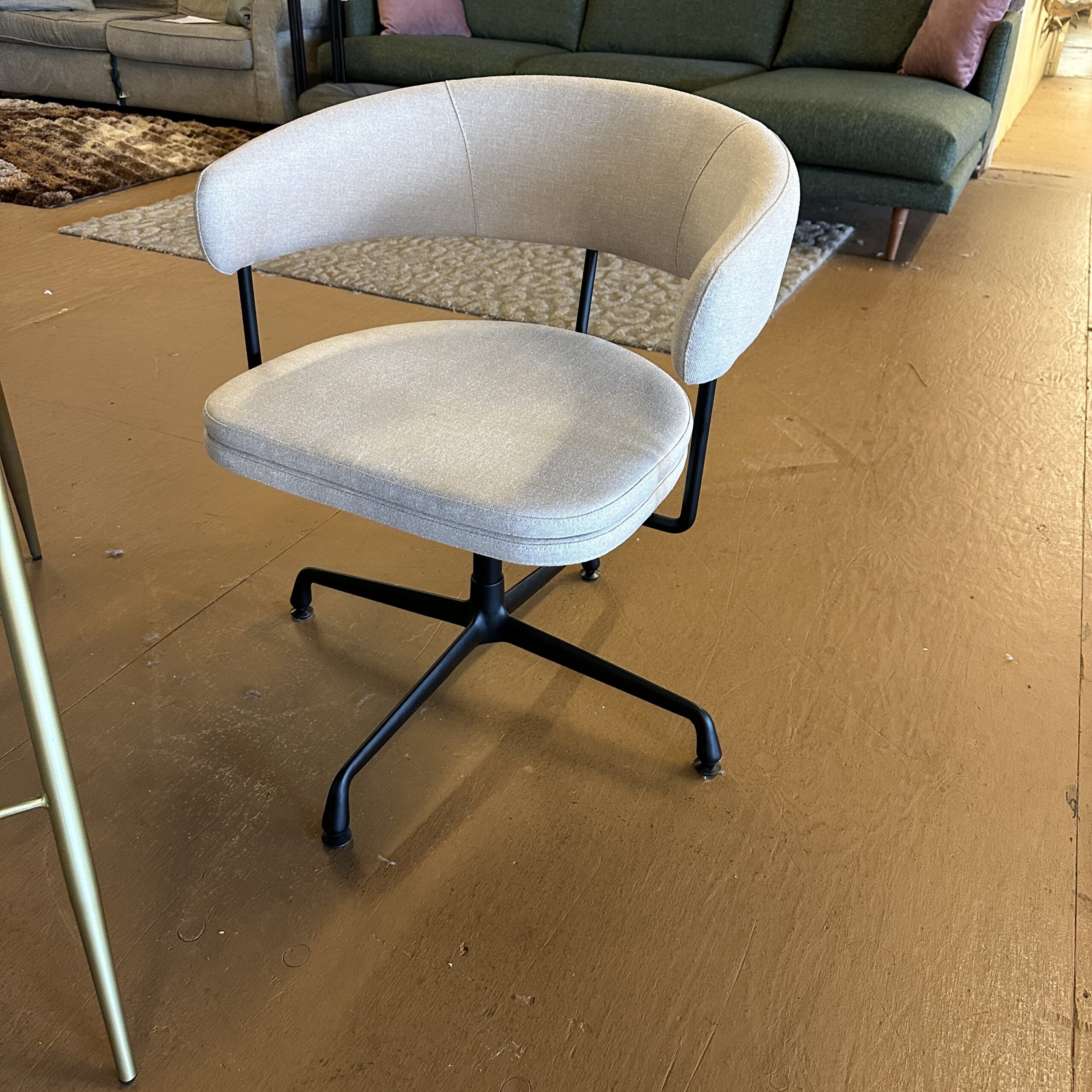 Sandstone Swivel Fabric Office Chair – Everett Consignment